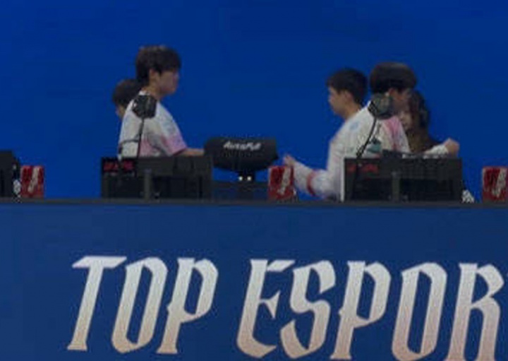 【蜗牛电竞】依旧__👊Bin赛后挺直腰杆与TES众选手击拳，Creme直接无视！