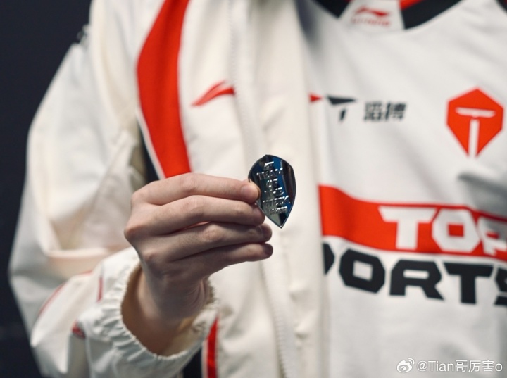 【蜗牛电竞】横扫BLG赛后TES打野Tian更新社媒：“打职业真开心，哈哈~”