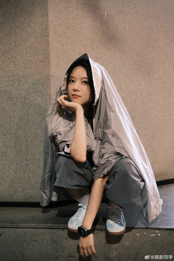 【蜗牛电竞】主持人骆歆晒照：这个未来科技感十足的新系列很好吧！爱死了🛸