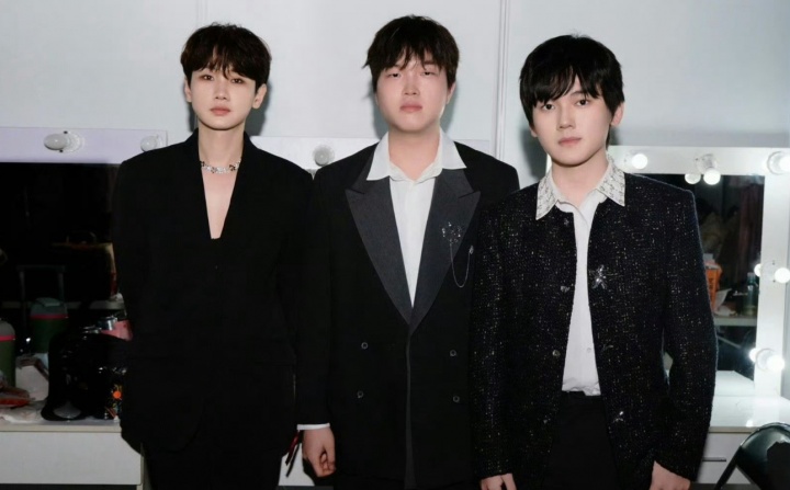 【蜗牛电竞】要个微信很难吗？网友翻出Bin、JKL与汪苏泷的合照