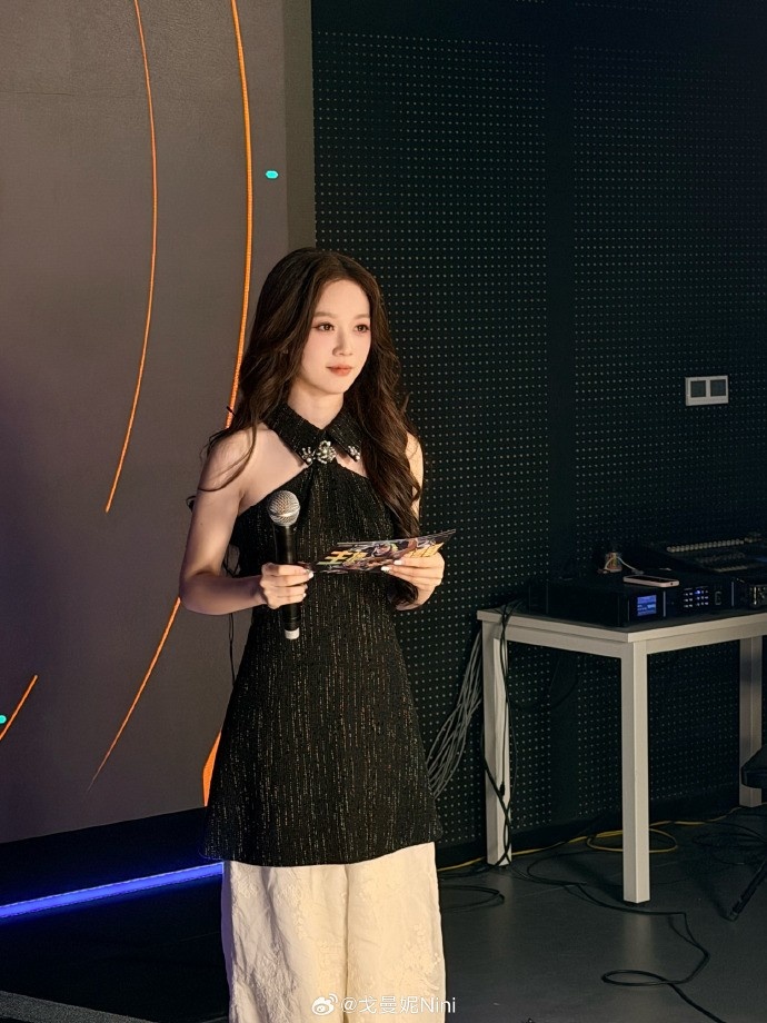 【蜗牛电竞】无畏契约主持戈曼妮晒照：终于可以休息几天了✌️欧耶