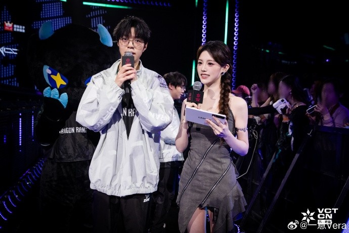 【蜗牛电竞】无畏契约主持一意晒照：和无畏巡回一起到杭州真的是不同的体验