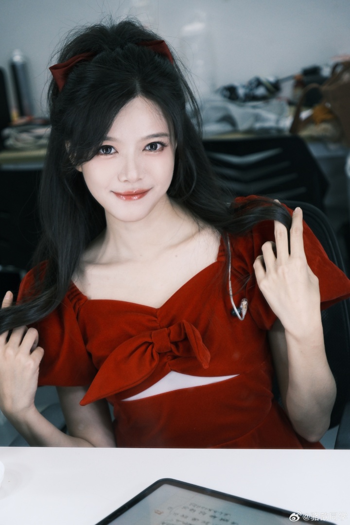 【蜗牛电竞】美女主持人骆歆晒出LPL后台自拍：喜欢我这款红丝绒蛋糕么~