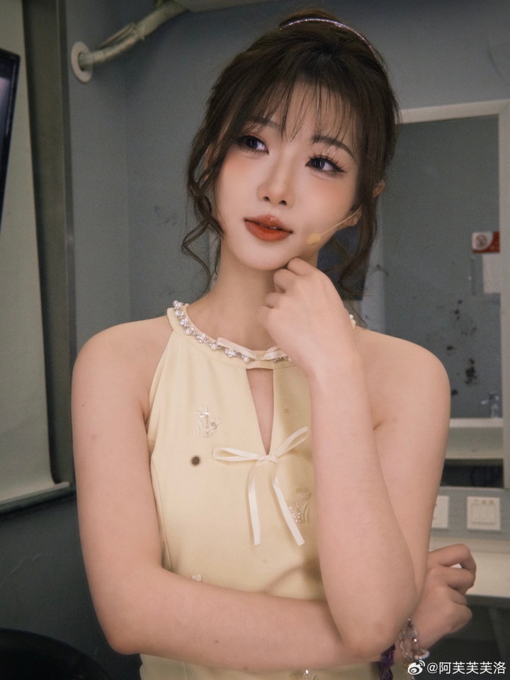 【蜗牛电竞】宝宝别哭！美女主持阿芙晒照：蛋黄长裙妖娆面庞惹人怜爱