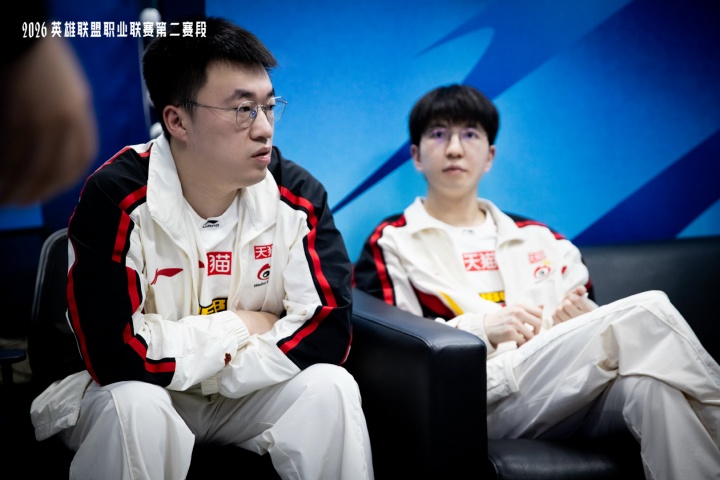 【蜗牛电竞】能别玩这英雄了么？Xiaohu近两把妖姬全被对手中单打出超大差距