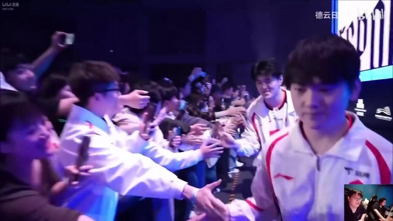 【蜗牛电竞】能不能别站哥哥旁边啊！DYS看fengyue净身高195：我们得仰头看！