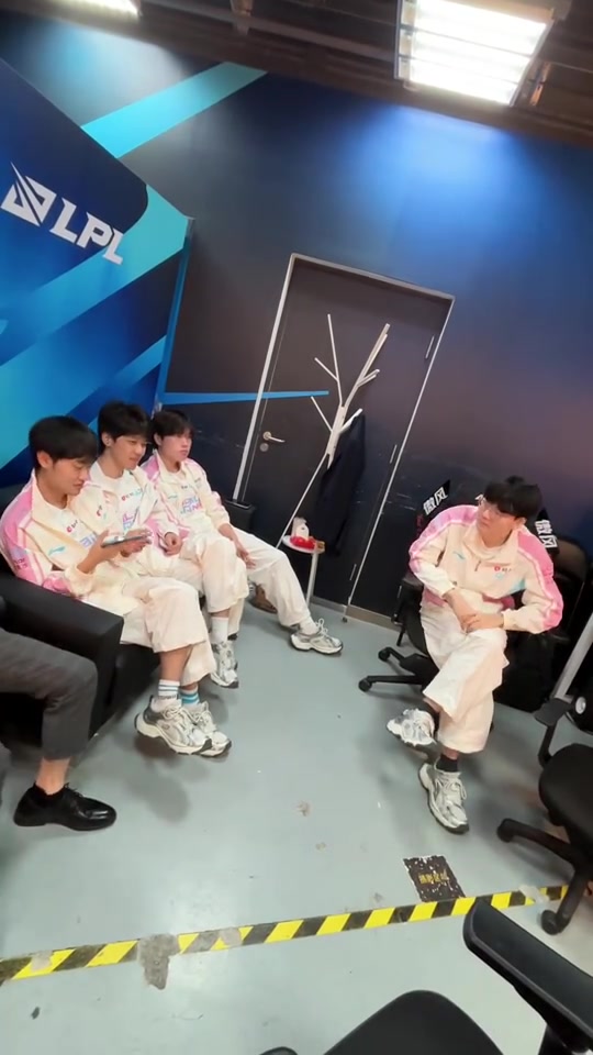 【蜗牛电竞】BLG分享选手后台花絮：沙发争夺战（其实是k去采访了