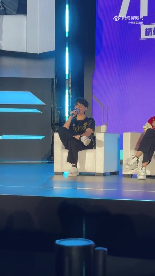 【蜗牛电竞】我真没胖！康康：我要减肥，天天在吃鸡腿饭真没胖～我受不了了！