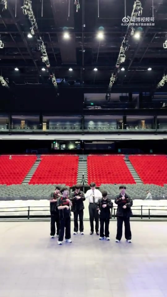 【蜗牛电竞】战胜IG后JDG发布视频：七小只（带多宝版）误闯北神树主场