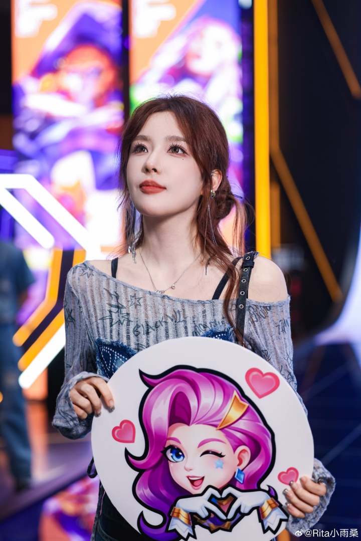 【蜗牛电竞】女解说Rita分享参加LOL手游活动照：玩得超开心！！～