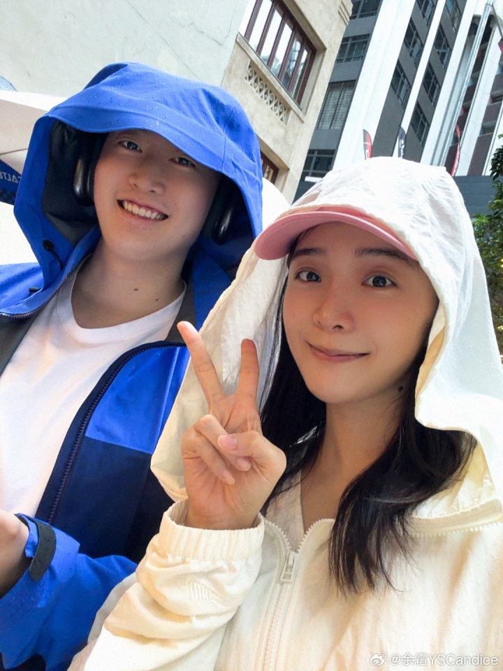 【蜗牛电竞】余霜晒出与管泽元香港旅游照：吃上了哈兰德同款pizza～