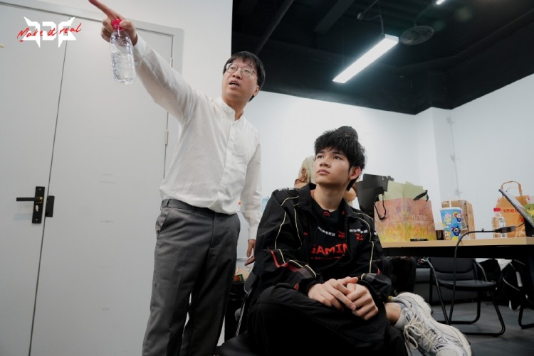 【蜗牛电竞】JDG教练Tabe:我们不玩的英雄都是BLG玩得好的 首局失利心态受影响