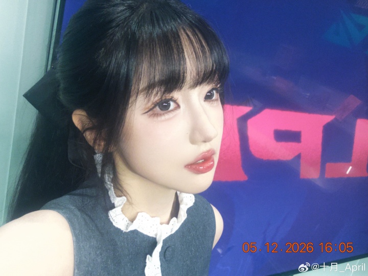 【蜗牛电竞】互动女主持人十月晒照:“弹幕说穿得像个羽毛球是什么意思~”