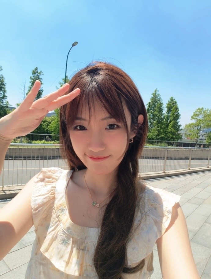 【蜗牛电竞】主持人夏安分享生活照片：昨天大半夜四只猫集体围着我的床跑酷