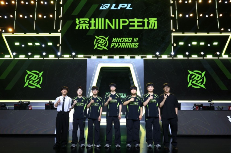 【蜗牛电竞】NIP官方赛场合照：深深浅浅是我们的步伐，高高远远是我们的仰望