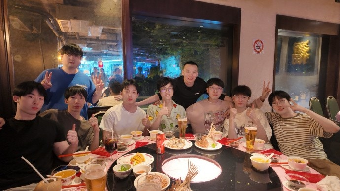 【蜗牛电竞】LGD分享选手聚餐照:谢谢老板潘婕投喂大餐!穿睡衣出来的松弛感