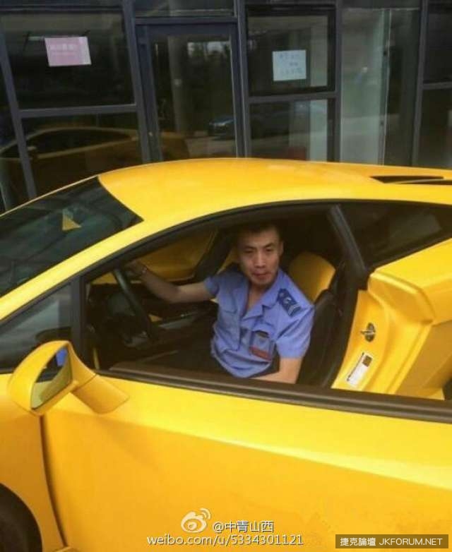 【蜗牛电竞】最豪公車司機　開藍寶堅尼上下班