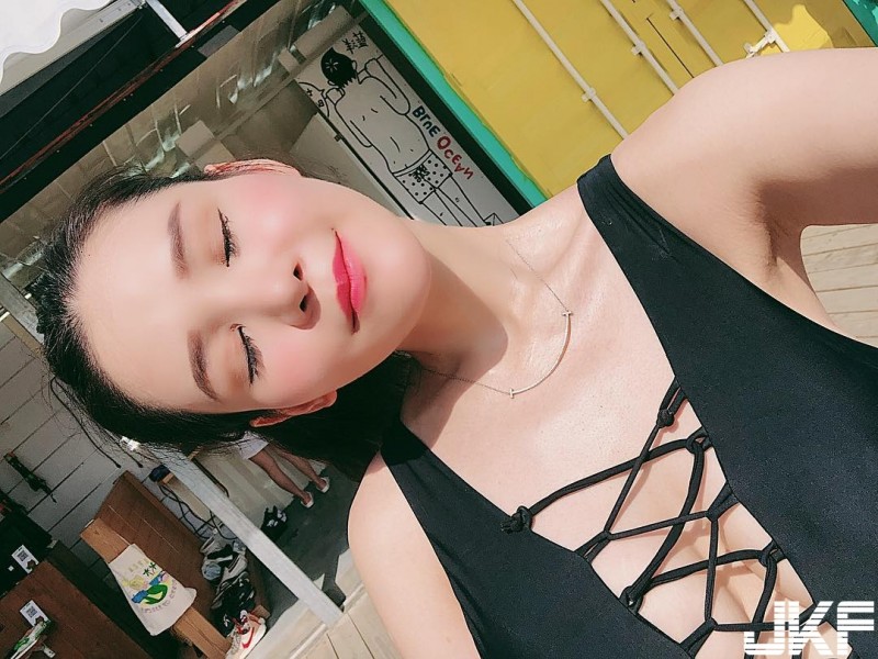 【蜗牛电竞】巨乳紋繡師「中路大開」露飽滿奶球　隱藏在線條後的「極品水滴」太完美