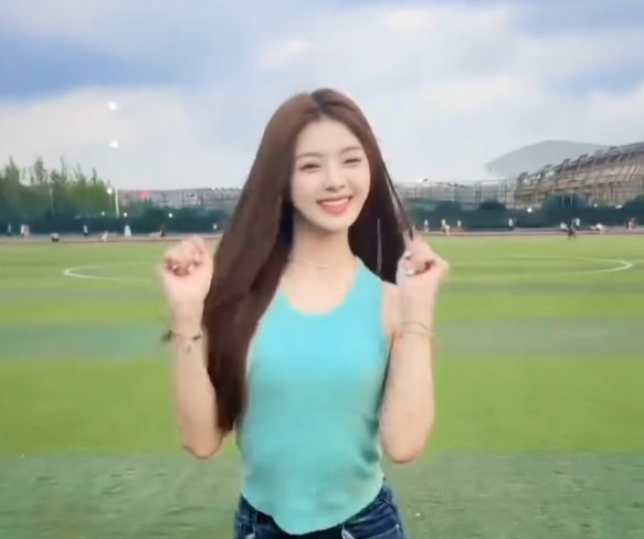 【蜗牛电竞】好跳🤣多栖主持泱泱更新动态：蓝色背心热舞哈兰德之歌