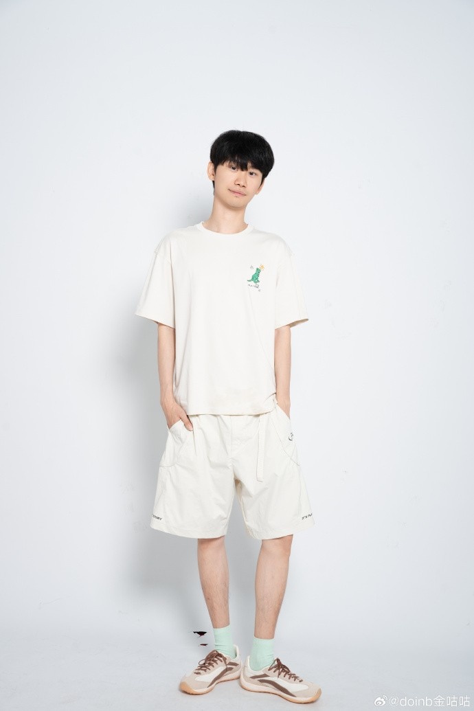【蜗牛电竞】doinb分享照片：穿新衣服拍了一组新照片 6月28号11点成都见！