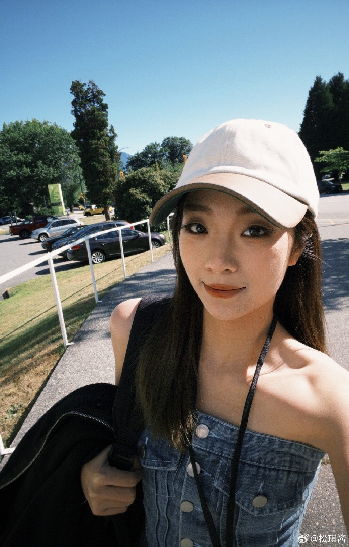 【蜗牛电竞】主持人松琪晒照：翻翻相册还有图📷 开心快乐每一天