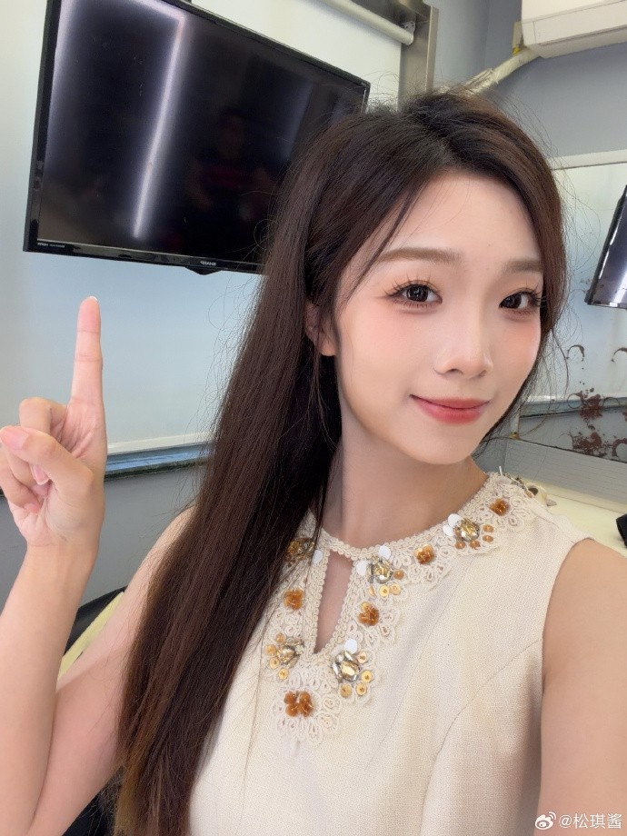 【蜗牛电竞】主持人松琪晒照：MSI day1打卡！两个3:0 赛区差距还是有的