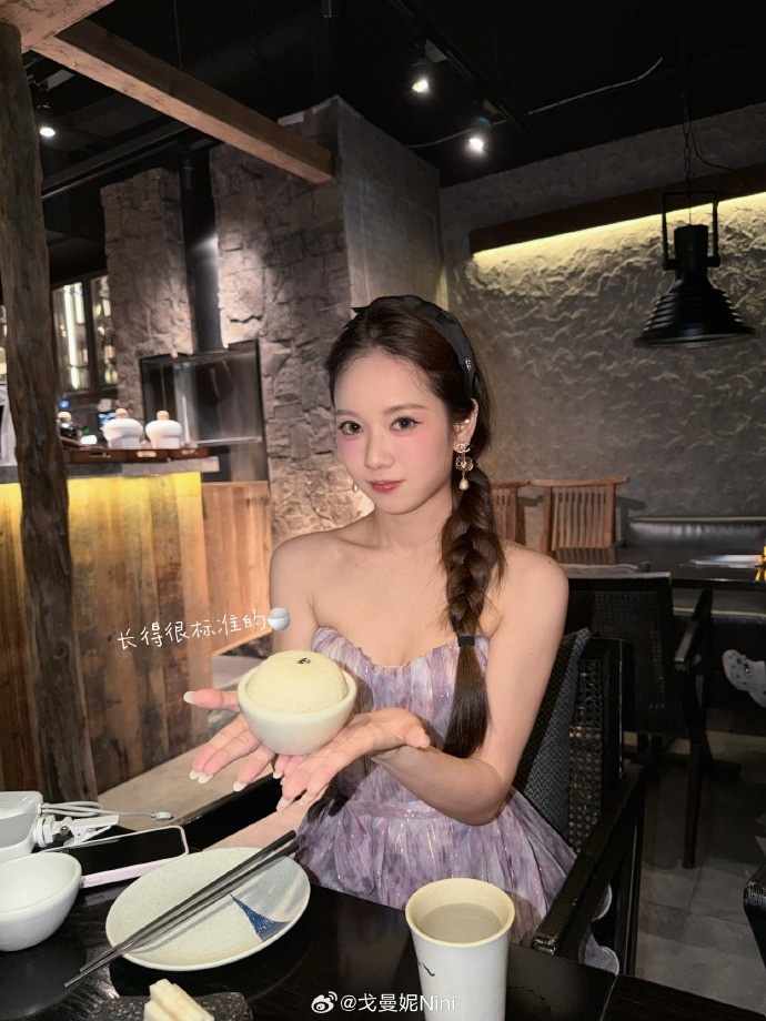 【蜗牛电竞】无畏契约主持曼妮晒照：🍚长得很标准的饭