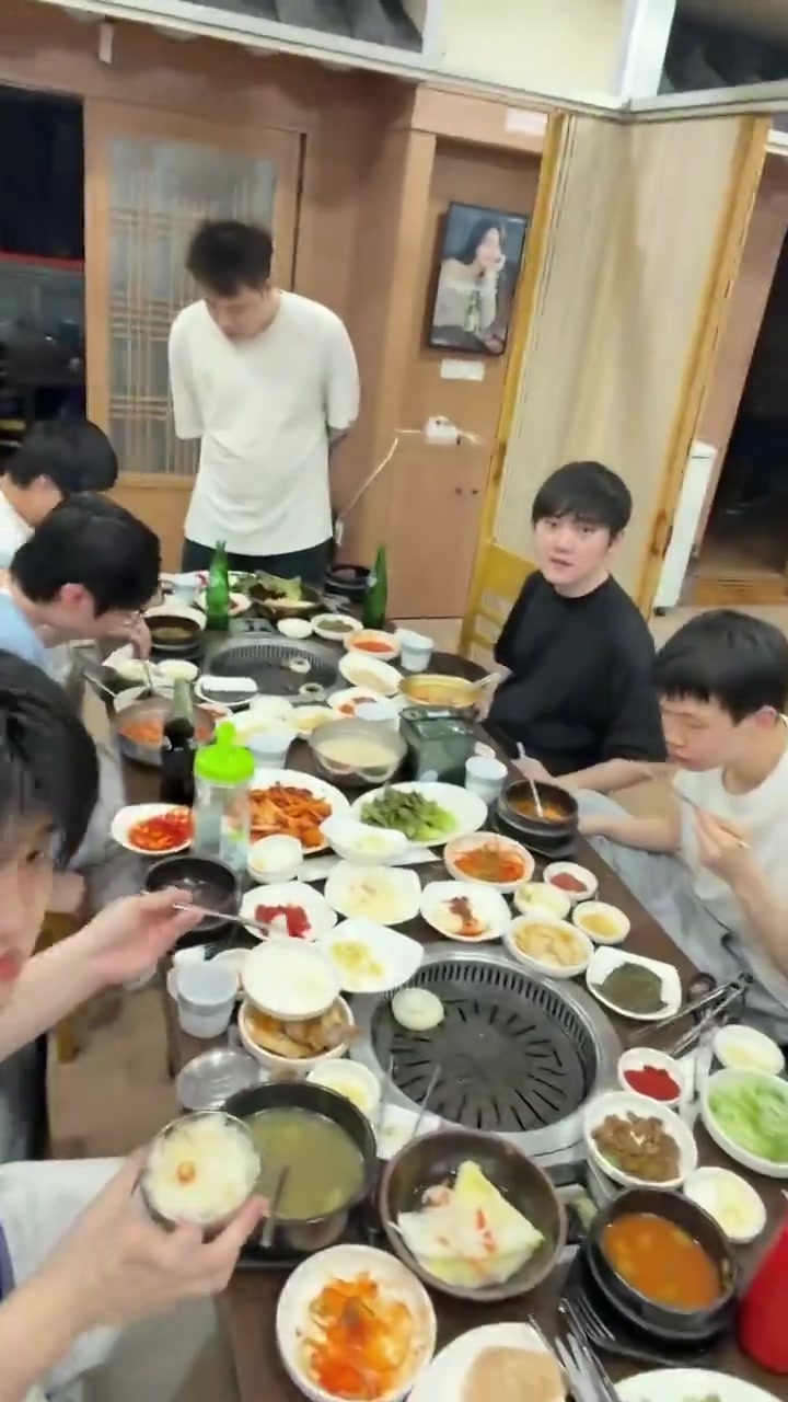 【蜗牛电竞】TES分享选手视频：韩国第一天，烤肉