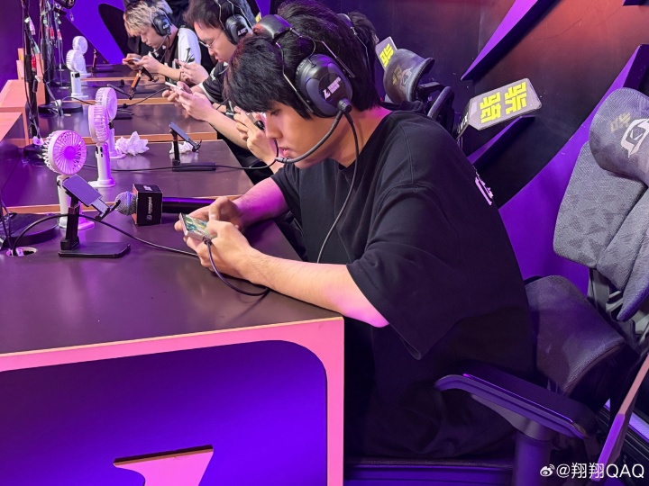 【蜗牛电竞】LWX分享与粉丝合照：兄弟们 感谢今天来玩 有缘再见
