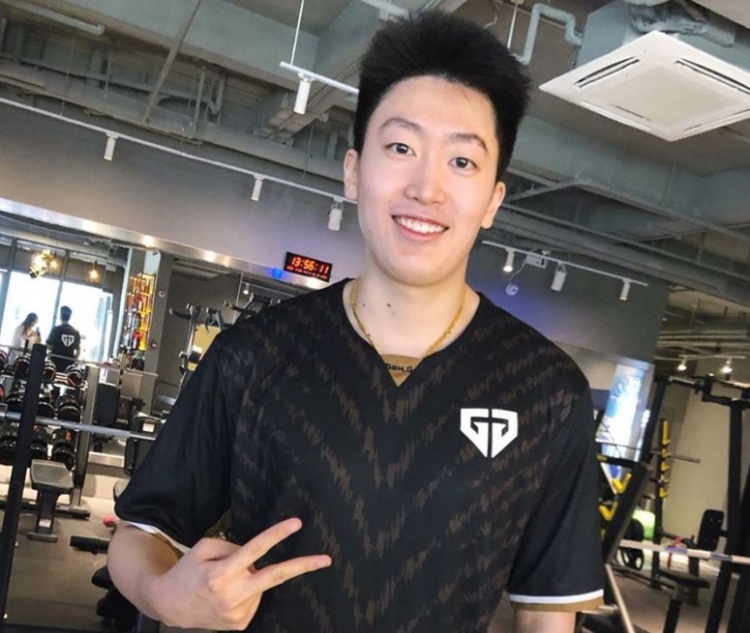 【蜗牛电竞】管泽元提问：败者组上来赢胜者组冠军两个BO5是最符合双败赛制？