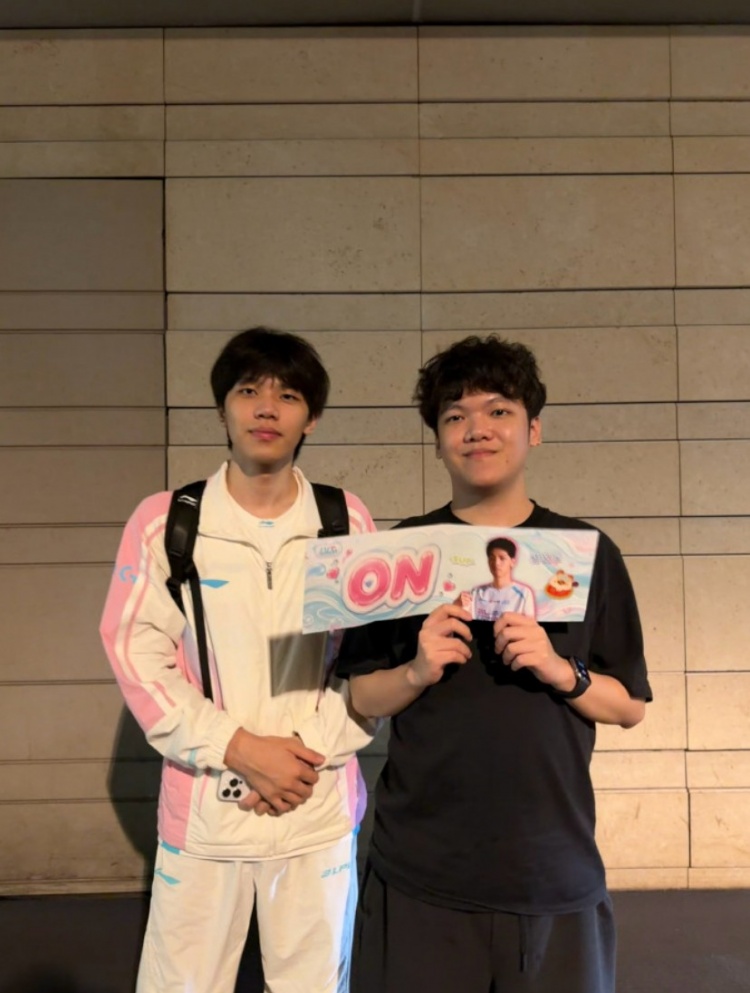 【蜗牛电竞】线下督战!Angel晒与ON合照:ON好帅