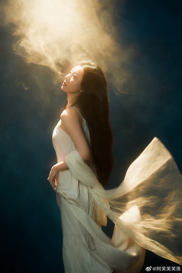 【蜗牛电竞】主持阿芙晒生日美照:25岁啦~又是一年 谢谢大家的陪伴 爱你们❤