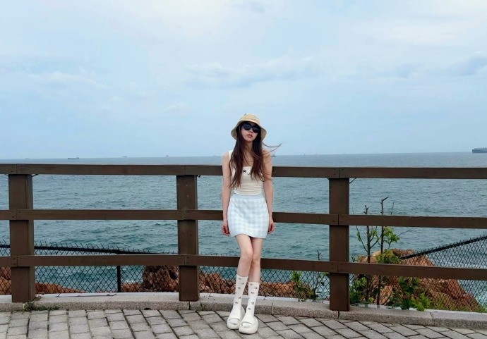 【蜗牛电竞】主持人BaoBao晒照:闪避台风技能发动~