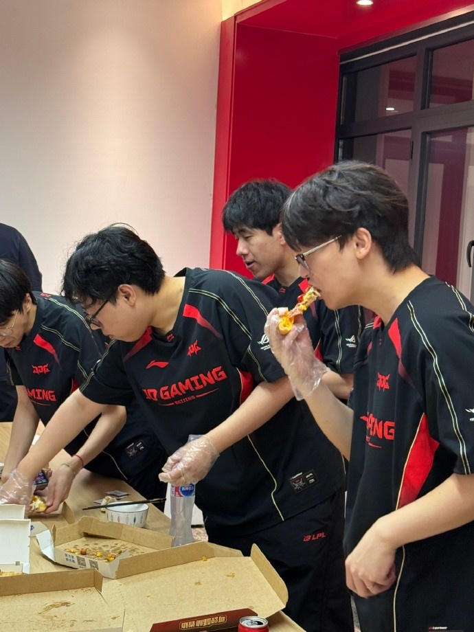 【蜗牛电竞】JDG分享队员及教练赛后聚餐照:赛后补充能量🍕