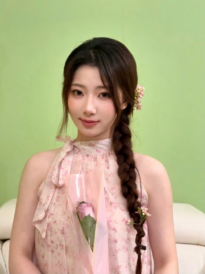 【蜗牛电竞】阿芙晒照:昨天收到了夏安的生日花花💐和蛋糕🍰开心之🥳