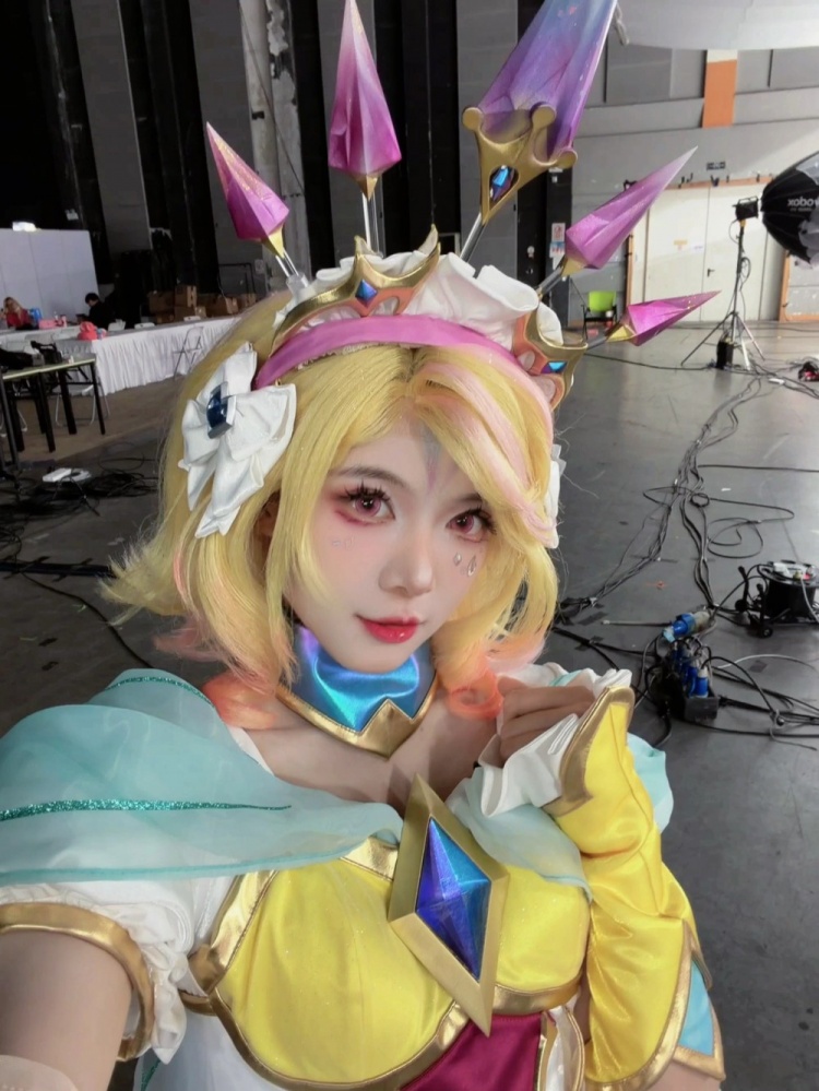 【蜗牛电竞】不如原皮?LPL女主持骆歆晒照:是谁已经成功拥有香水宝石妮蔻