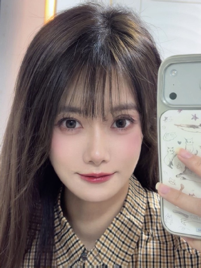【蜗牛电竞】主持人小钰分享照片：最近新宠 紫色调腮红太米了吧