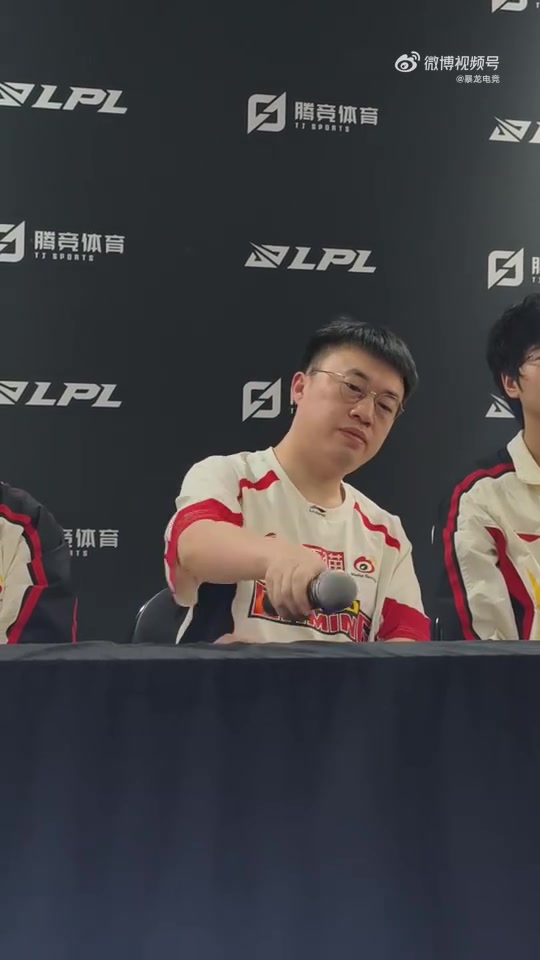 【蜗牛电竞】谁听不懂话？xiaohu谈WBG始终的问题：觉得沟通起来很费劲吧