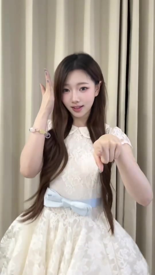 【蜗牛电竞】主持人阿芙分享视频：晚上好！被我指到的友友都发财