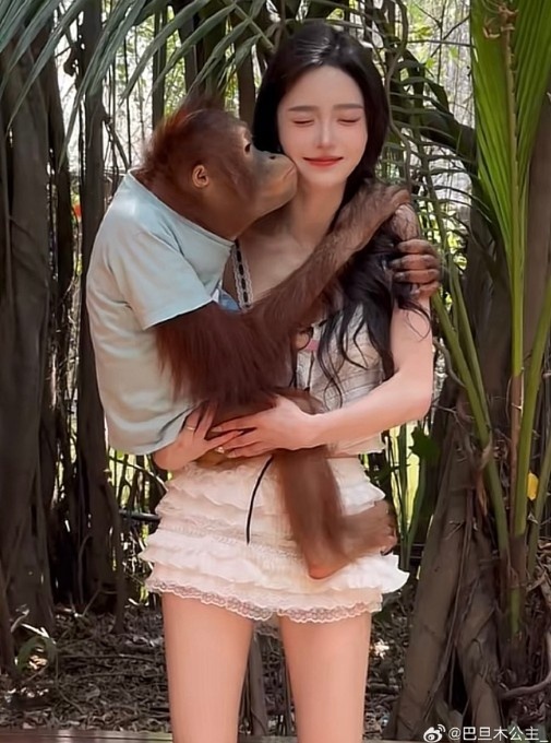 【蜗牛电竞】美女与野兽!巴旦木发布动态:被猩猩亲吻的我