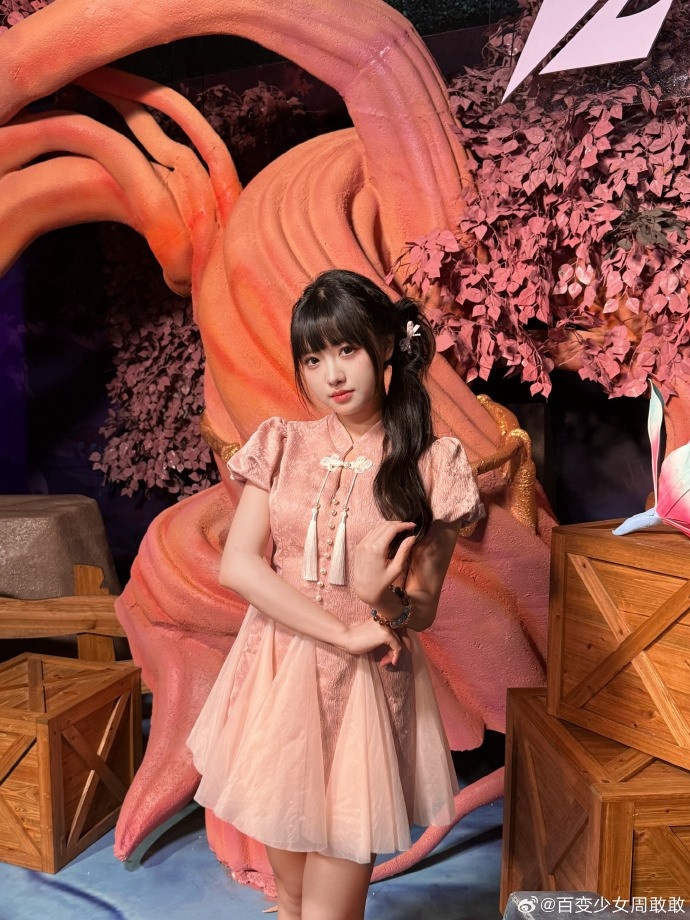 【蜗牛电竞】主持周敢敢晒照：祝大家中秋快乐岁岁无忧 喜乐常在所愿即所得♥