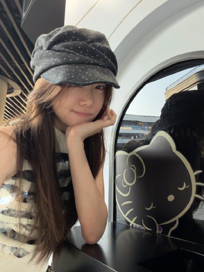 【蜗牛电竞】主持人骆歆晒照:麦粒肿也要来打卡的今天! 我吃了火腿馅的月饼