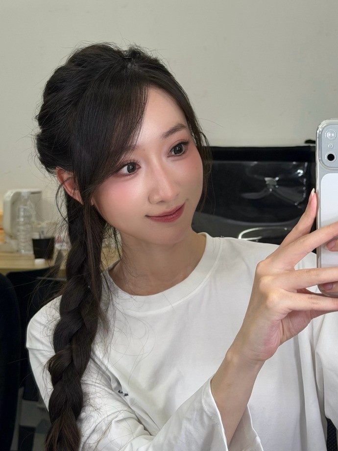 【蜗牛电竞】主持人童童分享照片:祝大家中秋快乐 各位吃的什么月饼🥮~