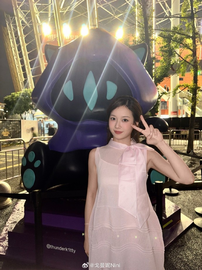 【蜗牛电竞】无畏契约主持人曼妮分享照片：和幽影猫猫一年前也拍过合影！
