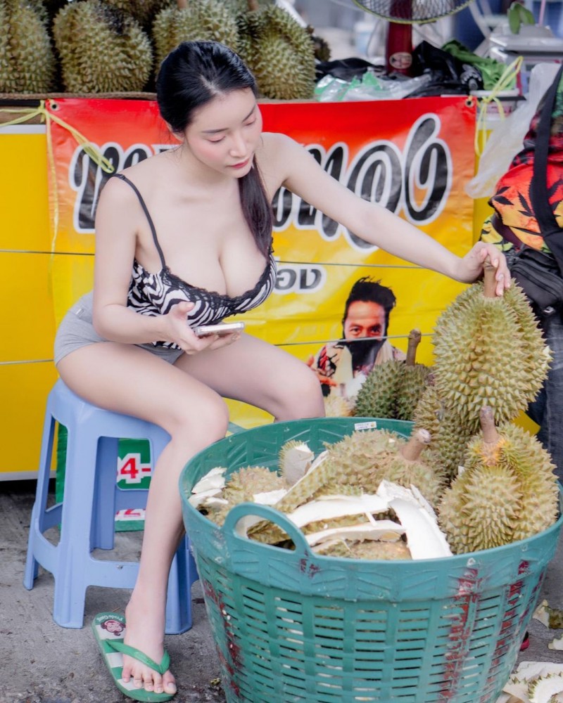 【蜗牛电竞】市集發現「榴蓮老闆娘」超胸身材引熱議！完美車頭燈視角超性感