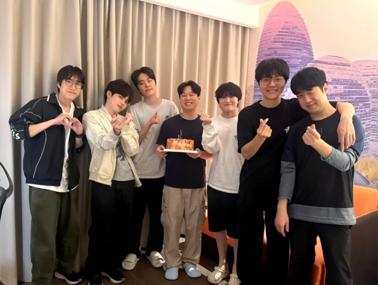 【蜗牛电竞】BRO为S12冠军教练Ssong庆祝生日：北京惊喜生日派对