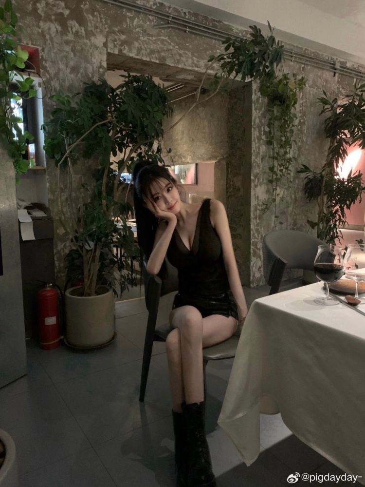 【蜗牛电竞】这身材简直了!KPL梓墨女友晒照:偶尔粗眼线🍷