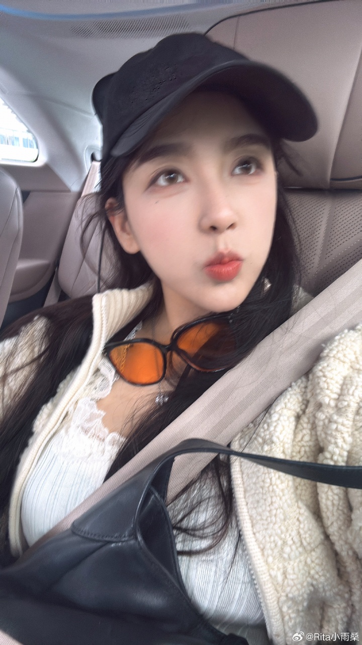 【蜗牛电竞】眼里没光了！LPL女解说Rita晒照：飞升中xdm 两天睡了7小时