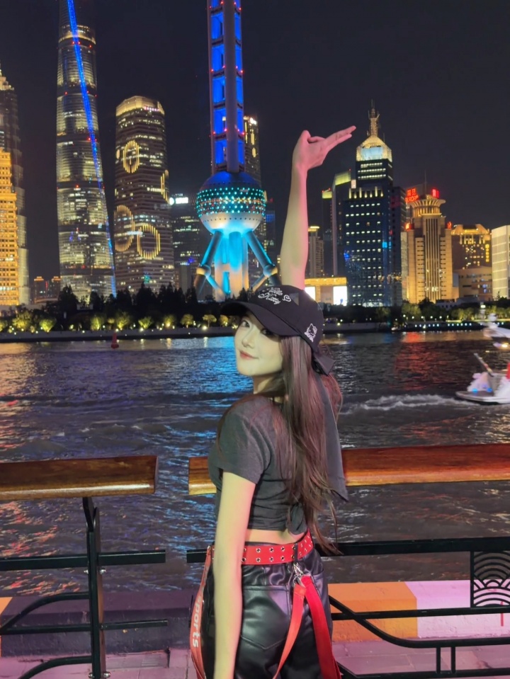 【蜗牛电竞】LPL女主持骆歆晒照：我要回去猛练瓦技术，明年解说杯直接秀肌肉
